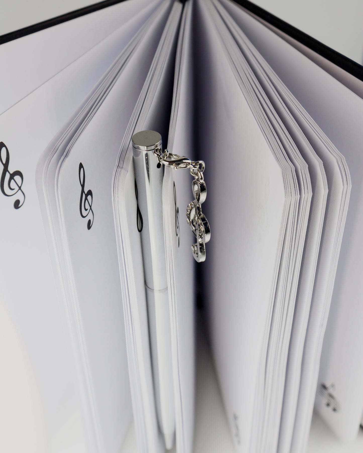 Caderno Musical com Caneta – Edição Branco ou Preto